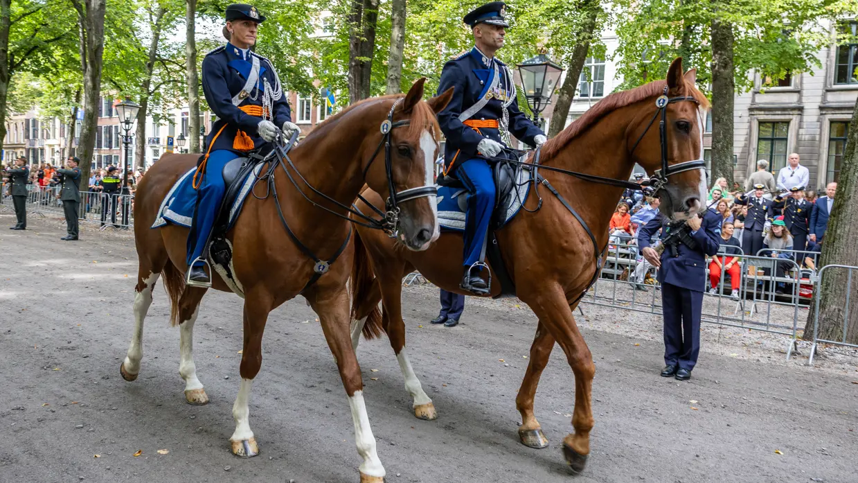 Costongs te paard door de binnenstad tijdens Prinsjesdag.