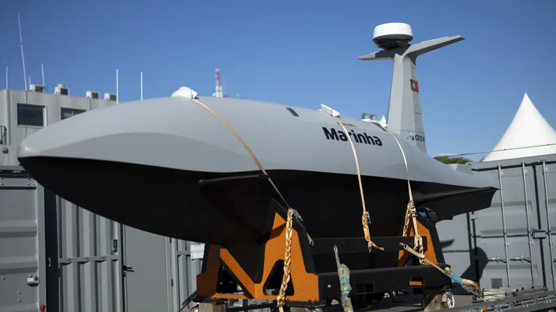 Een grijze varende drone van de marine op een standaard. 