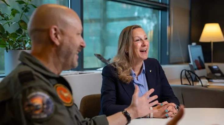 Van Deelen Schnitger en Adang lachend aan tafel.