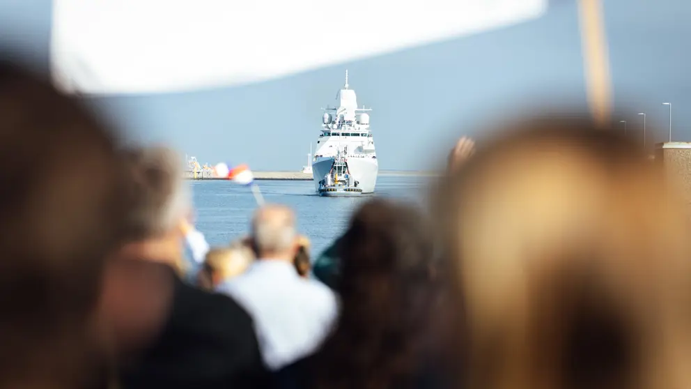 Zr.Ms. De Ruyter vaart de haven van Den Helder binnen.