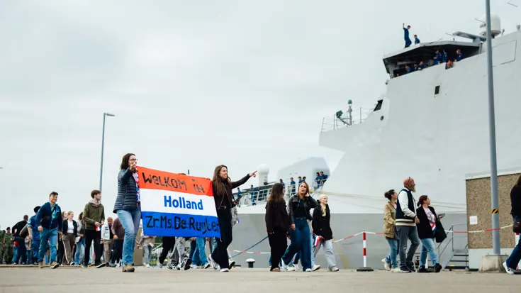 Een warm onthaal voor Zr.Ms. De Ruyter.