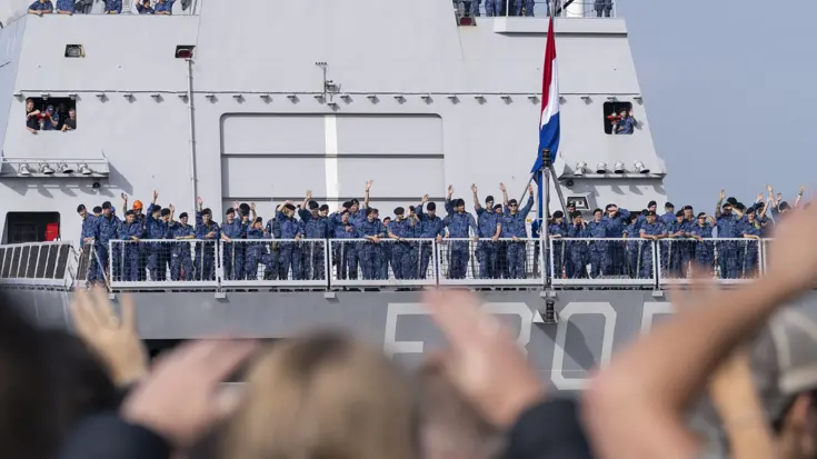 De Evertsen wordt uitgezwaaid.