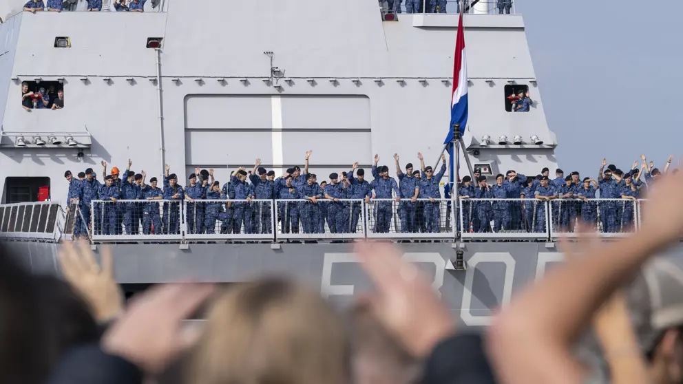 De Evertsen wordt uitgezwaaid.