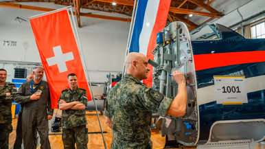 Een militair zet zijn handtekening op de romp van de eerste Nederlandse PC-7 MKX.