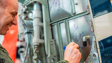 Een close up van de handtekening op de romp.