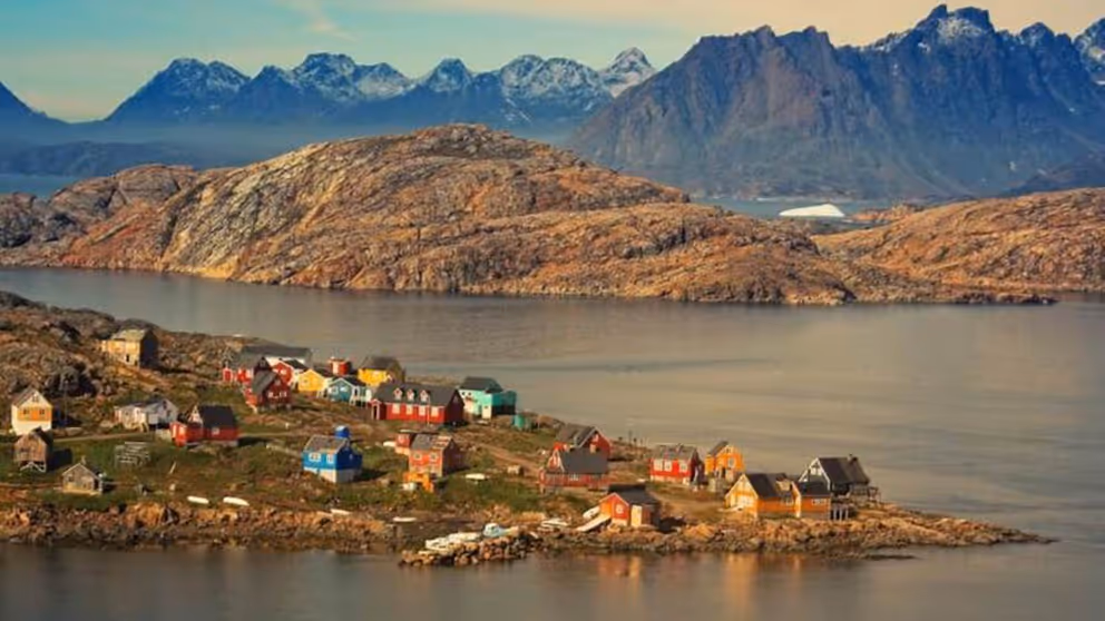 Het gehucht Kulusuk aan de Groenlandse kust
