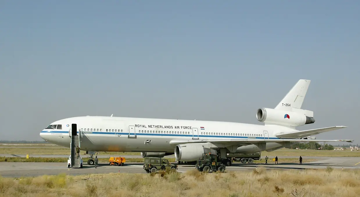 Nederlands KDC-10-transportvliegtuig op Manas in Kirgizië (2002).