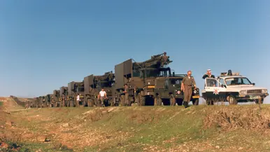 Een colonne DAF-vrachtwagens van 5 GGW rijdt door het landschap na afloop van operatie Wild Turkey in Turkije. Voorop staat een voertuig met een Patriot-antennemast.