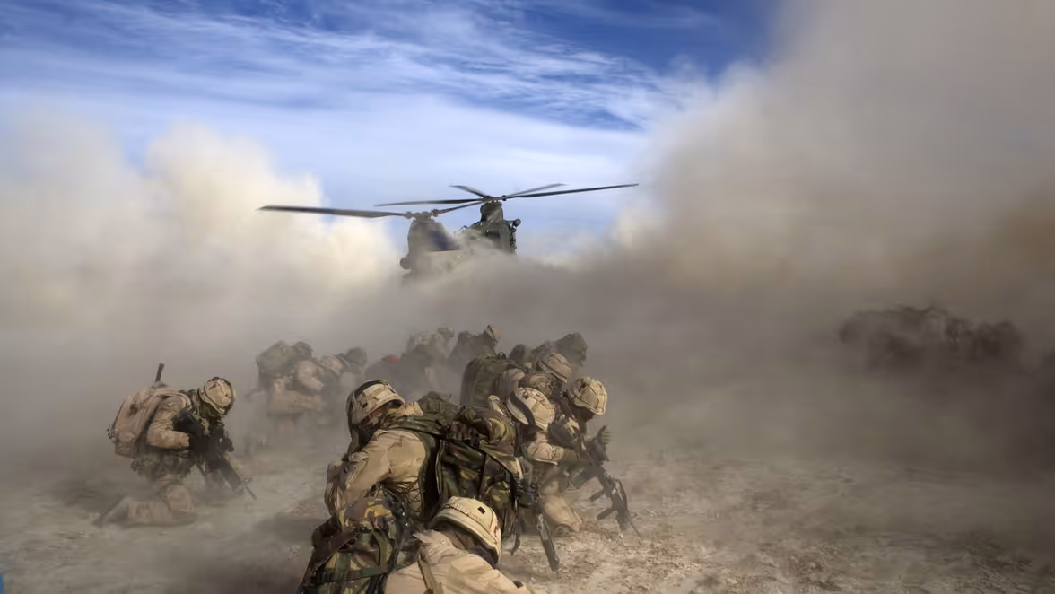  Militairen beschermen zich tegen het opwaaiende fijne zand, veroorzaakt door de dalende Chinook helikopter die ze na hun actie op komt pikken.