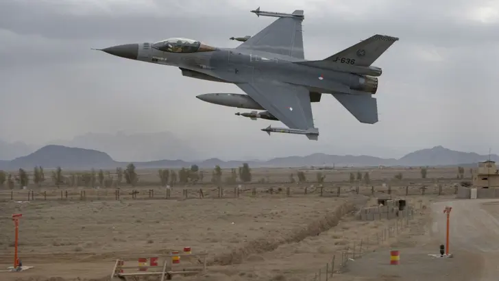 Nederlandse F-16 stijgt op vanaf vliegveld in Kandahar.