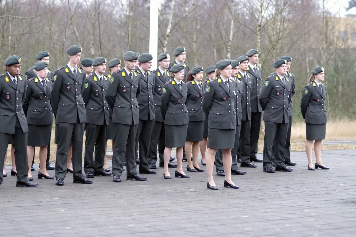 Groep militairen in houding bij beëdiging.