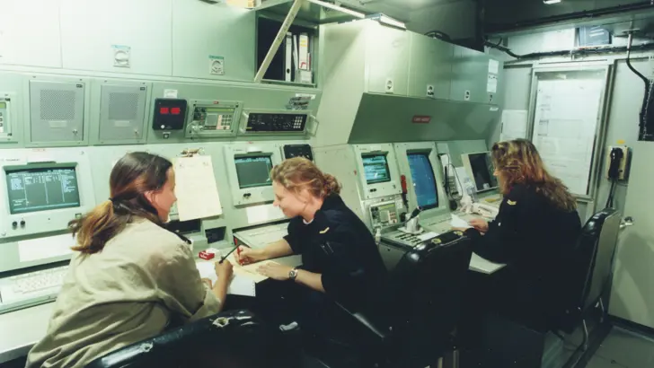 Operators in een controlecentrum (1985).