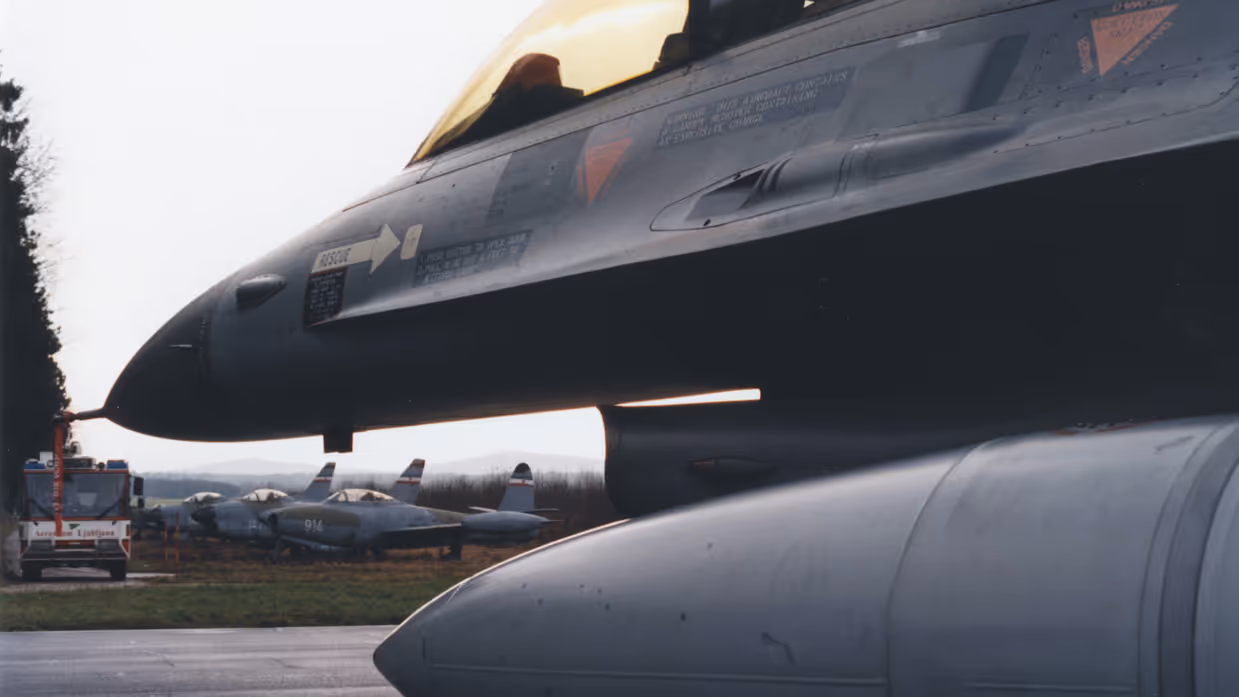 Een F-16B tweezitter tijdens het bezoek aan Slovenië. Op de achtergrond staan een F-84 Thunderjet, en twee F-86 K Sabre's in de kleuren van de voormalige Joegoslavische luchtmacht. (Foto collectie NIMH/Johan van Leeuwen)