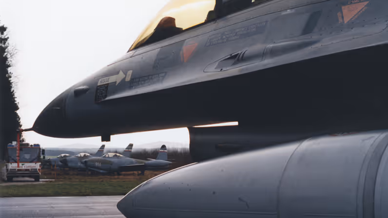 Een F-16B tweezitter tijdens het bezoek aan Slovenië. Op de achtergrond staan een F-84 Thunderjet, en twee F-86 K Sabre's in de kleuren van de voormalige Joegoslavische luchtmacht. (Foto collectie NIMH/Johan van Leeuwen)
