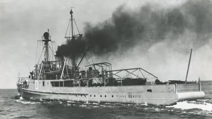 Een groot, oud schip genaamd Eland Dubois vaart op zee. Uit de schoorsteen komt dikke, zwarte rook en het schip heeft masten en een open dek.