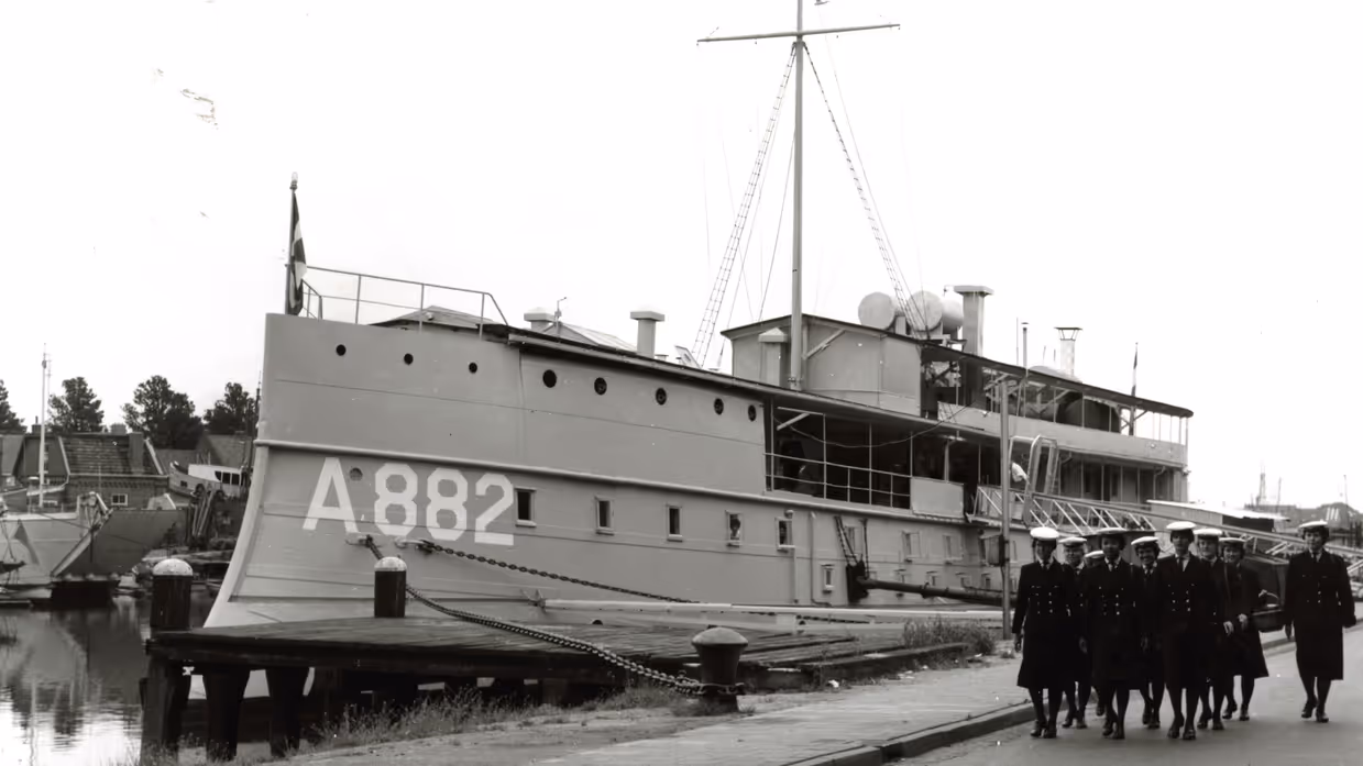 Een oud schip met een groep vrouwen in uniform in de haven