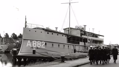 Een oud schip met een groep vrouwen in uniform in de haven