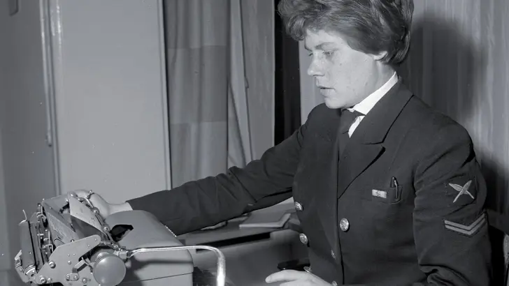 Marva achter typemachine