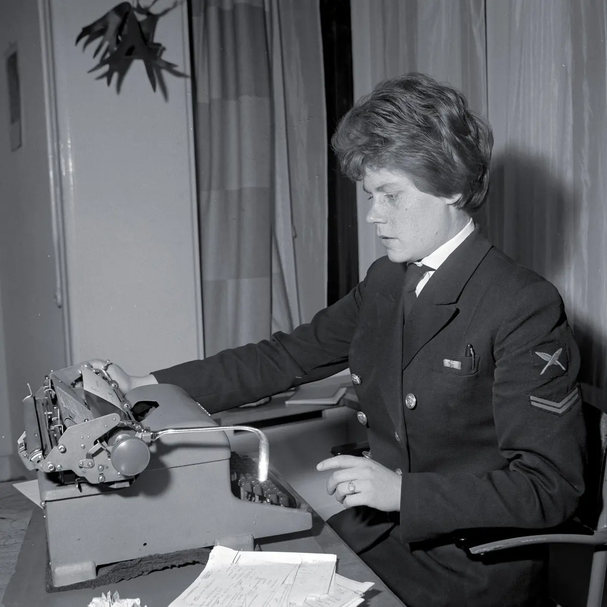 Marva achter typemachine