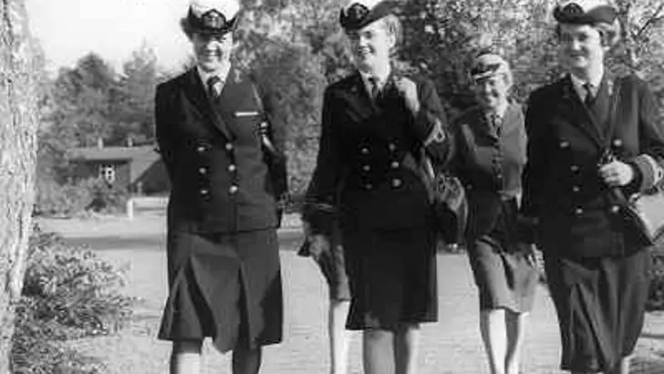 3 Marva-officieren en daarachter 2 collega's van de Luva.