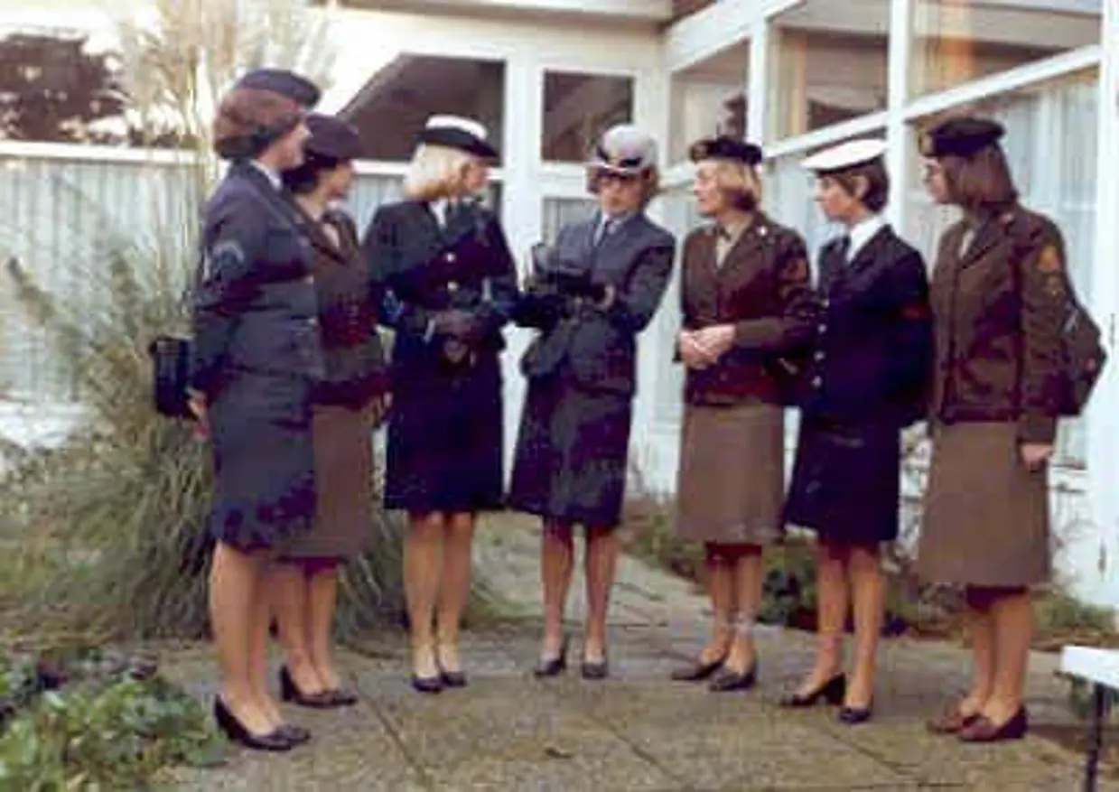 Militairen van landmacht, luchtmacht en marine in de jaren 80.