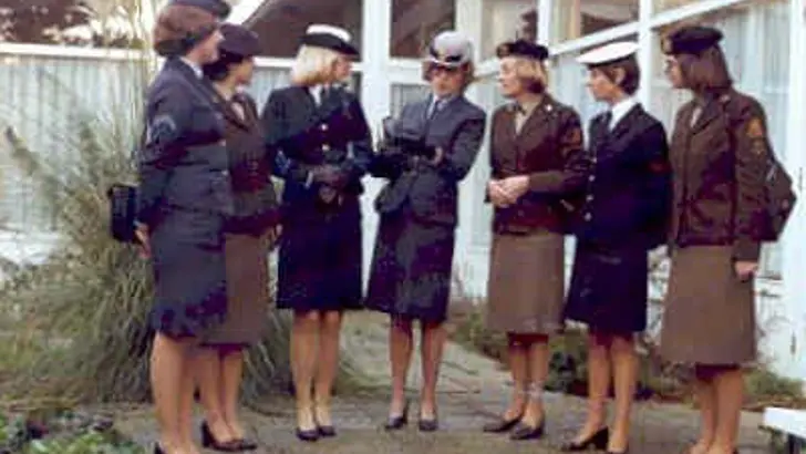 Militairen van landmacht, luchtmacht en marine in de jaren 80.