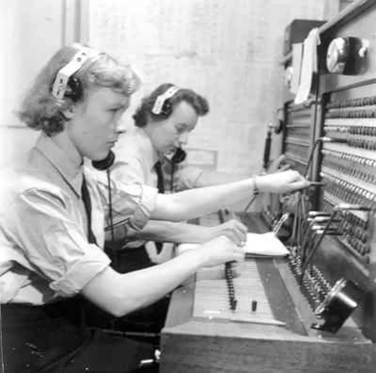 Marva-telefonistes aan het werk in centrale.