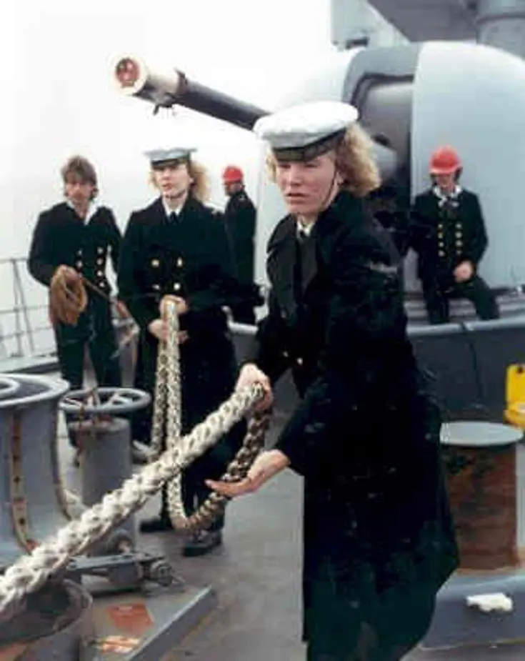 Matrozen halen tros binnen aan boord van marinefregat.