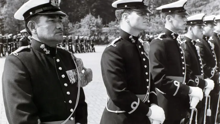 Zwart-wit foto van militairen op een rij.