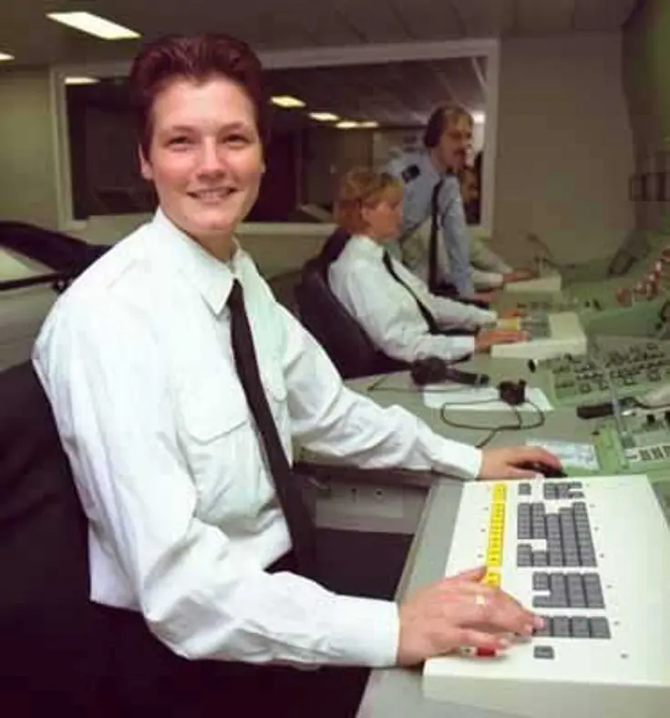 Vrouwelijke militairen achter de computer.