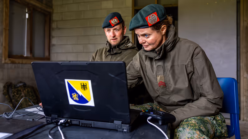  Lucas en Syl achter een laptop.