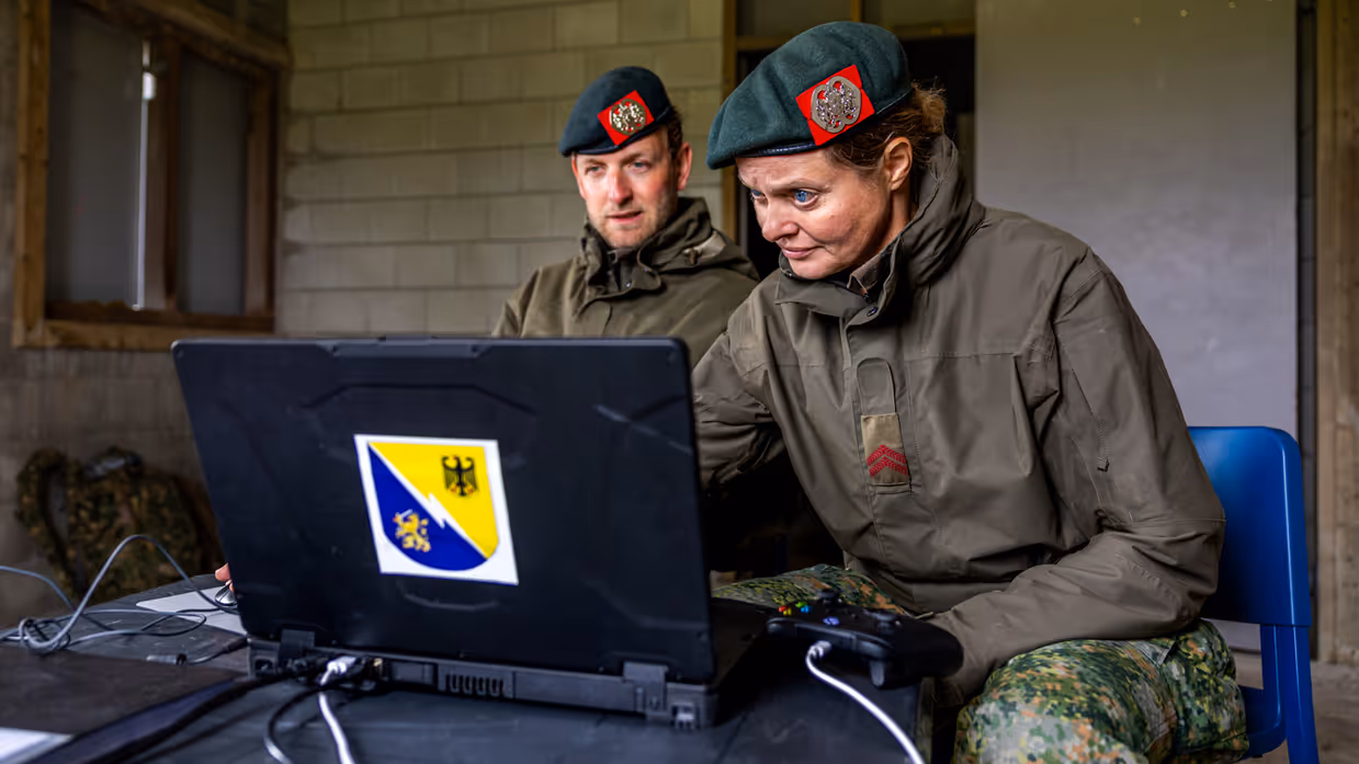  Lucas en Syl achter een laptop.