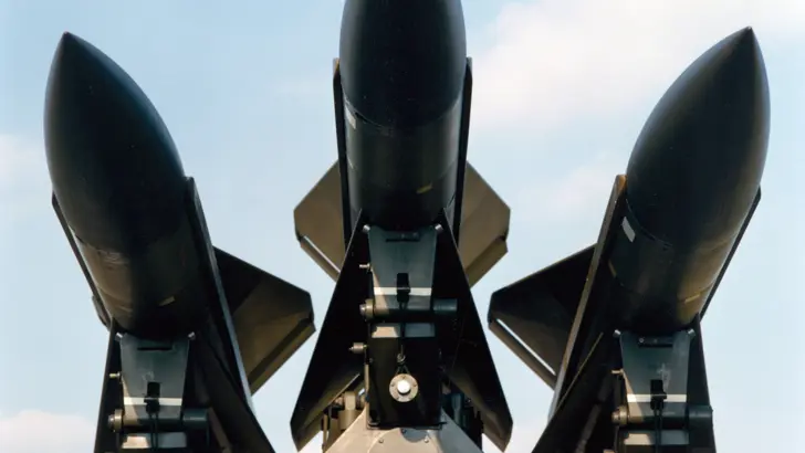 Vooraanzicht van 3 verbeterde HAWK-missiles op een lanceerinrichting.