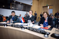 Minister Brekelmans aan een tafel tussen ambtgenoten uit andere landen.