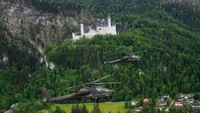 Apache helikopters vliegen langs kasteel Neuschwanstein