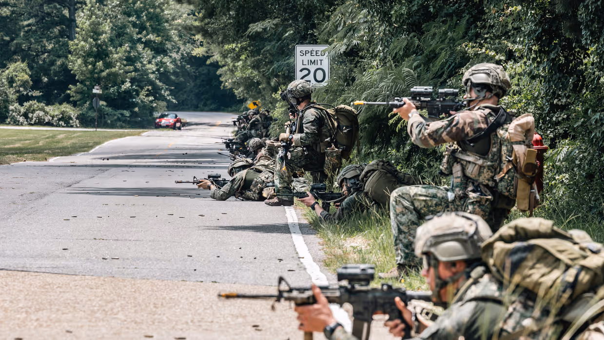 Mariniers richten hun wapens.