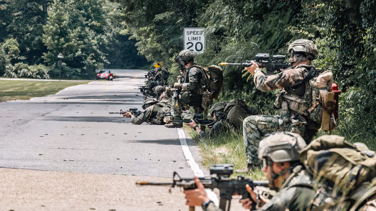 Mariniers richten hun wapens.