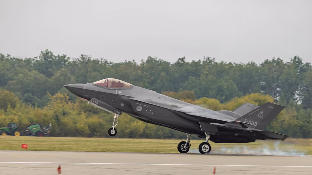 F-35 gevechtsvliegtuig stijgt op.
