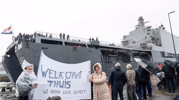 Verwanten met spandoek bij terugkeer Zr.Ms. Johan de Witt in Den Helder