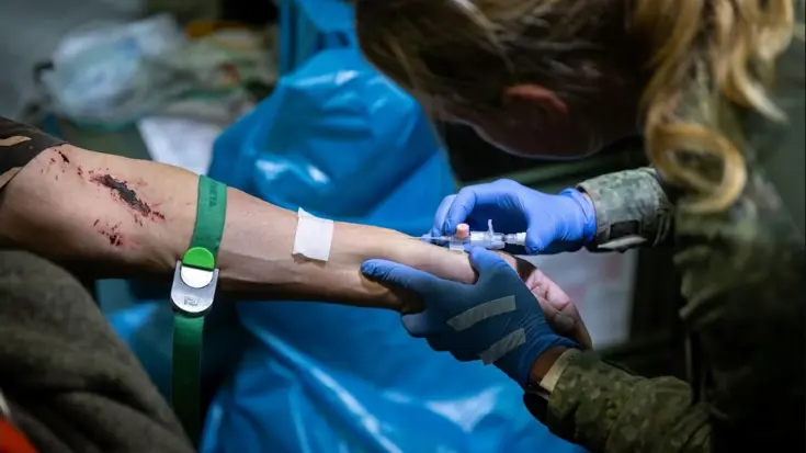 Een militair krijgt tijdens de oefening een injectie.
