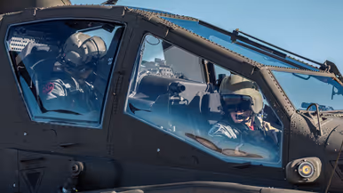Close-up van twee Apache-vliegers in de cockpit.