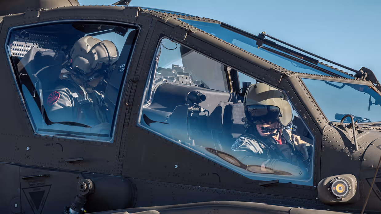 Close-up van twee Apache-vliegers in de cockpit.