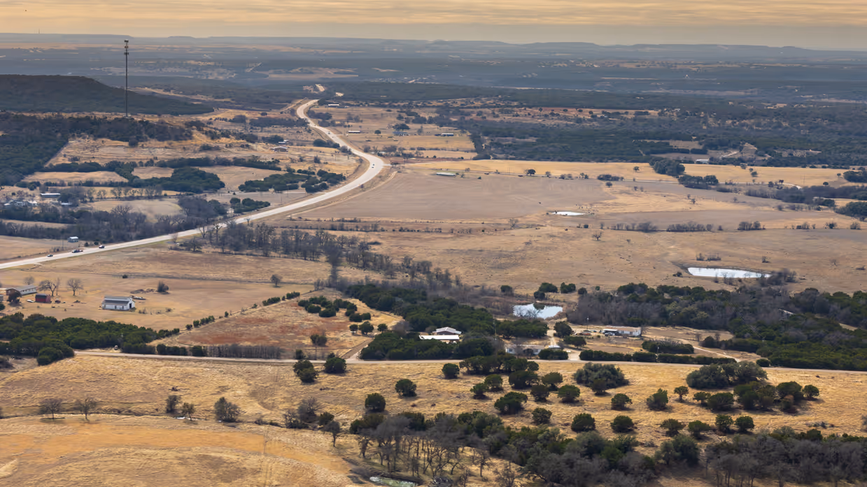 Luchtfoto van een uitgestrekt Texaans landschap.