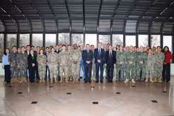 Hoge ambtenaren en militairen poseren.