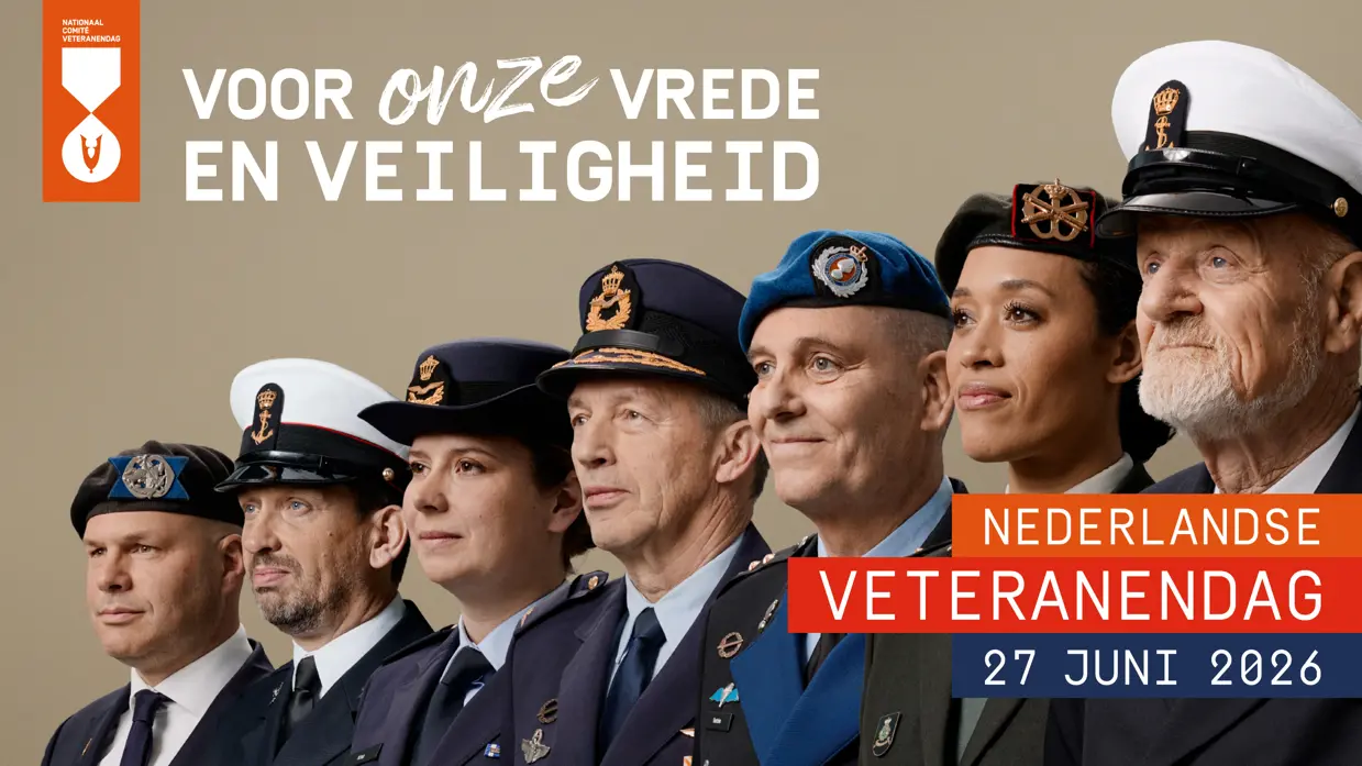 Poster Nederlandse Veteranendag 27 juni met tekst ‘voor onze vrede en veiligheid’. Op de poster staan zeven militairen van de verschillende krijgsmachtdelen.