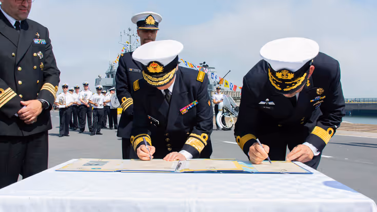 De Belgische commandant overste Erik Kockx droeg het commando over aan de Letse overste Janis Auce.