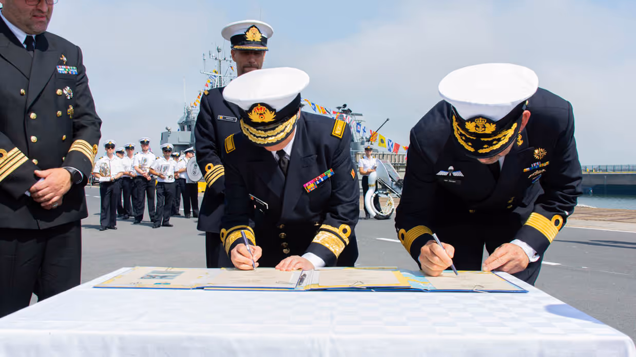 De Belgische commandant overste Erik Kockx droeg het commando over aan de Letse overste Janis Auce.