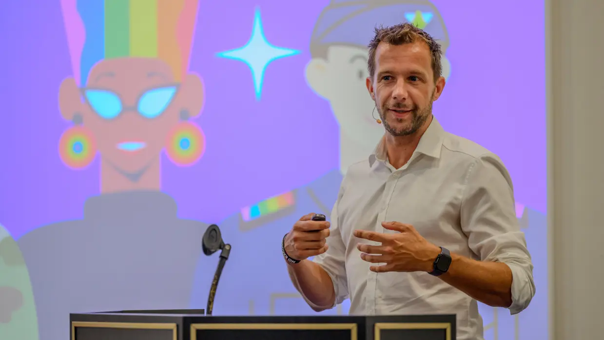 Militair historicus Jaus Müller tijdens zijn presentatie.