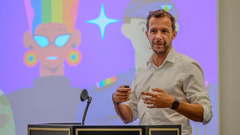 Militair historicus Jaus Müller tijdens zijn presentatie.