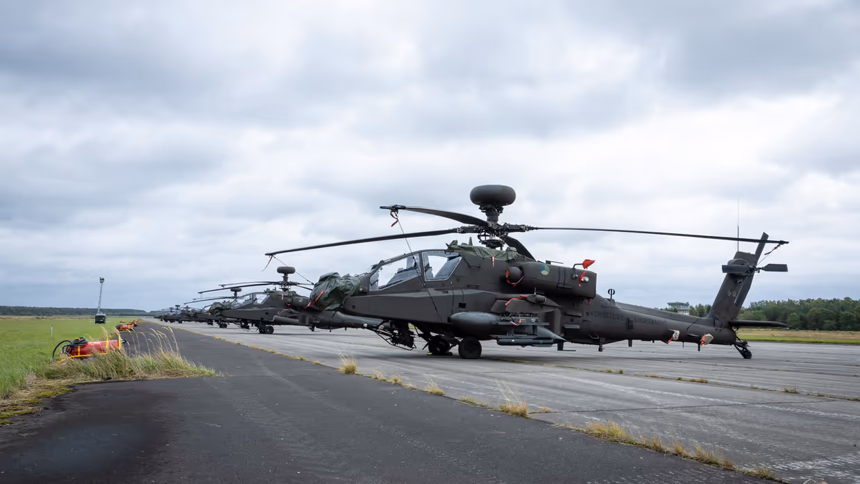 Een rij Chinooks opgesteld. Daarnaast een rij Apaches opgesteld. 